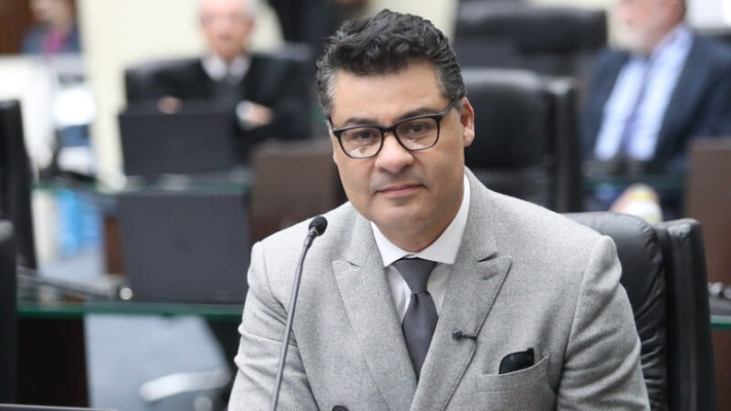PL no Paraná Mira Vandalismo e Ocultação de Placas de Obras Públicas com Multas e Restauração
