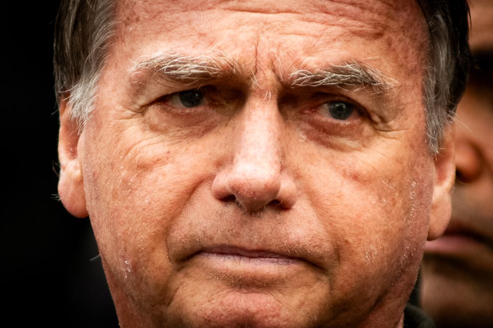 Saída de Bolsonaro do hospital após remoção de lesões