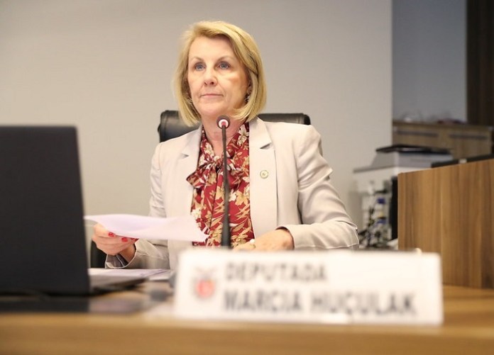 Marcia Huçulak muda a identidade para 2026