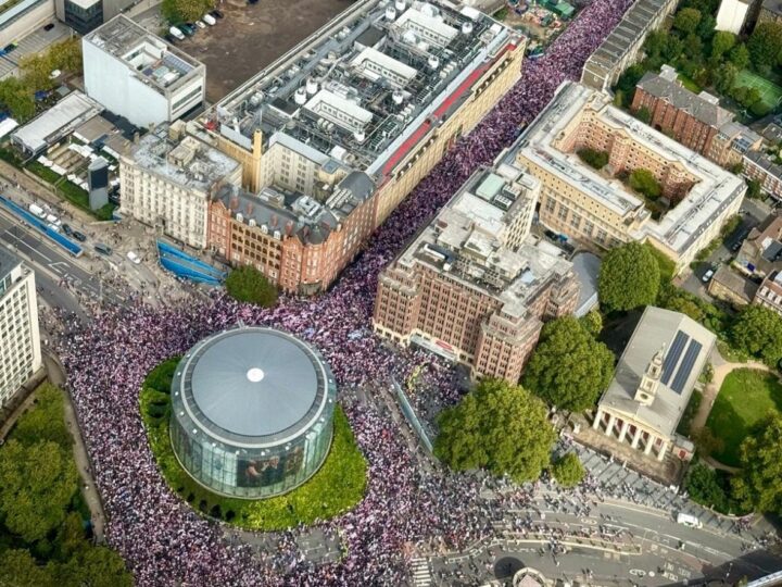 Mais de cem mil pessoas protestam em Londres