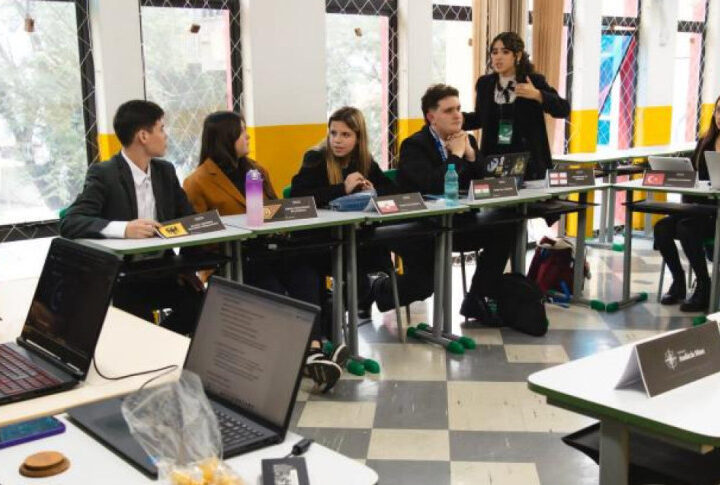 Alunos do Colégio Estadual do Paraná Simulam Debates da ONU na Assembleia Legislativa