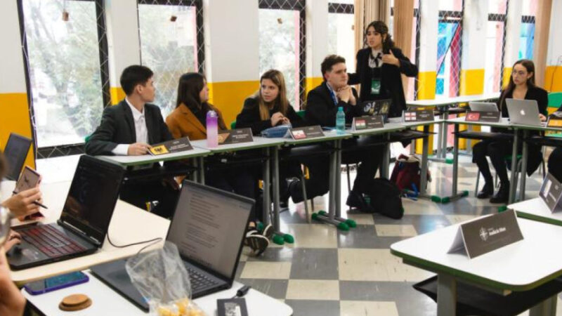 Alunos do Colégio Estadual do Paraná Simulam Debates da ONU na Assembleia Legislativa
