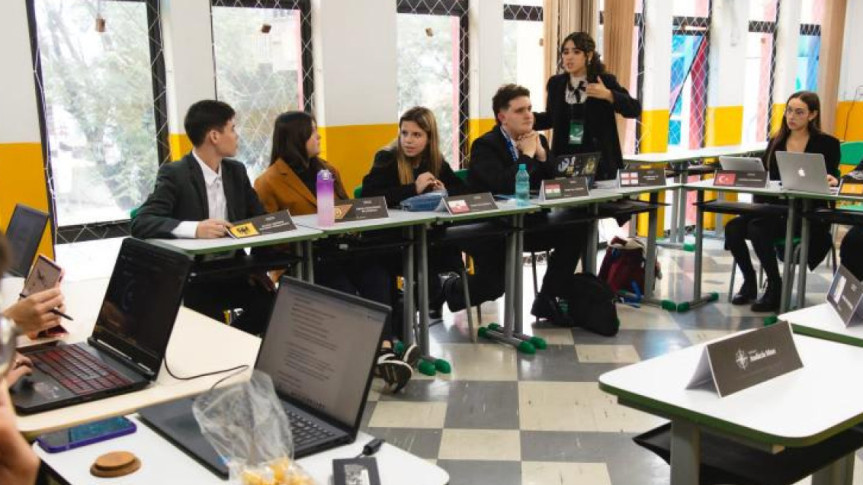 Alunos do Colégio Estadual do Paraná Simulam Debates da ONU na Assembleia Legislativa