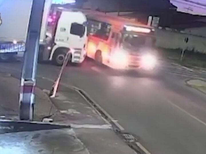 Câmera flagra manobra arriscada: ônibus evita colisão frontal com caminhão em São José dos Pinhais