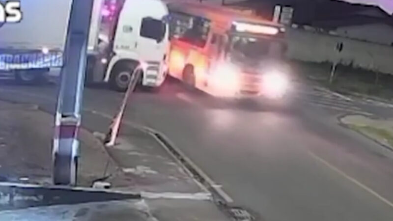 Câmera flagra manobra arriscada: ônibus evita colisão frontal com caminhão em São José dos Pinhais