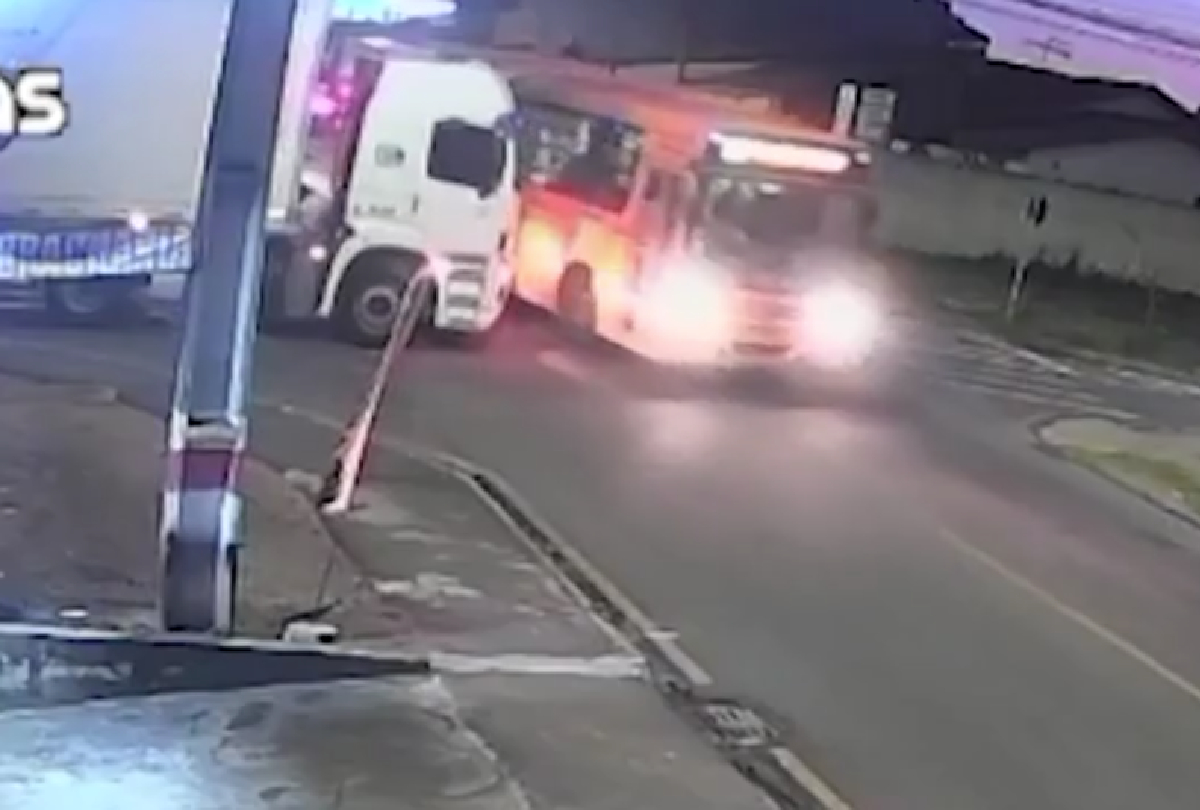 Câmera flagra manobra arriscada: ônibus evita colisão frontal com caminhão em São José dos Pinhais