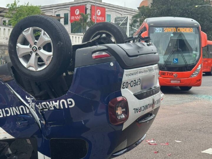 Viatura da Guarda Municipal Capota Após Colisão com Biarticulado no Centro de Curitiba