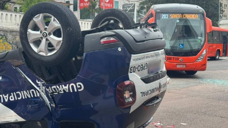 Viatura da Guarda Municipal Capota Após Colisão com Biarticulado no Centro de Curitiba