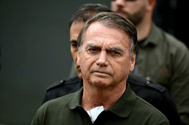 Bolsonaro recebe alta e retorna para prisão domiciliar