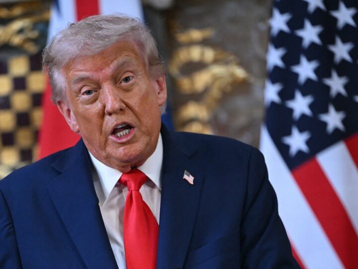 Trump critica emissoras e sugere revogação de licenças