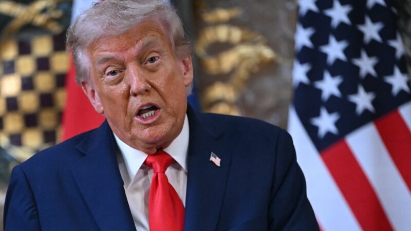Trump critica emissoras e sugere revogação de licenças