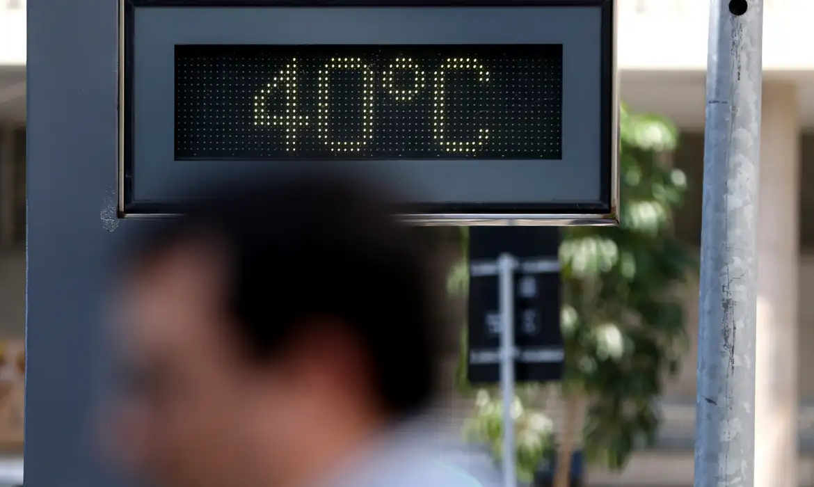 Brasil em Alerta: Frente Fria, Calor Extremo e Risco de Geadas Marcam o Fim de Semana