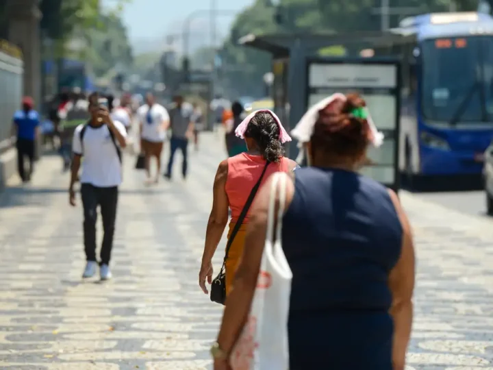Brasil em Alerta: Sul Sob Ameaça de Tempestades Severas Enquanto Calor Extremo Sufoca o Resto do País
