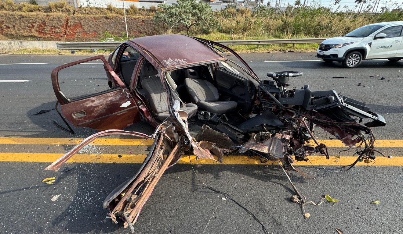 Tragédia na PR-444: Batida Violenta Arranca Motor de Carro e Deixa Condutora em Estado Grave