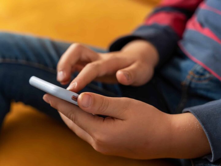 Novo projeto de lei combate adultização nas redes sociais