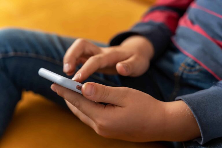 Novo projeto de lei combate adultização nas redes sociais