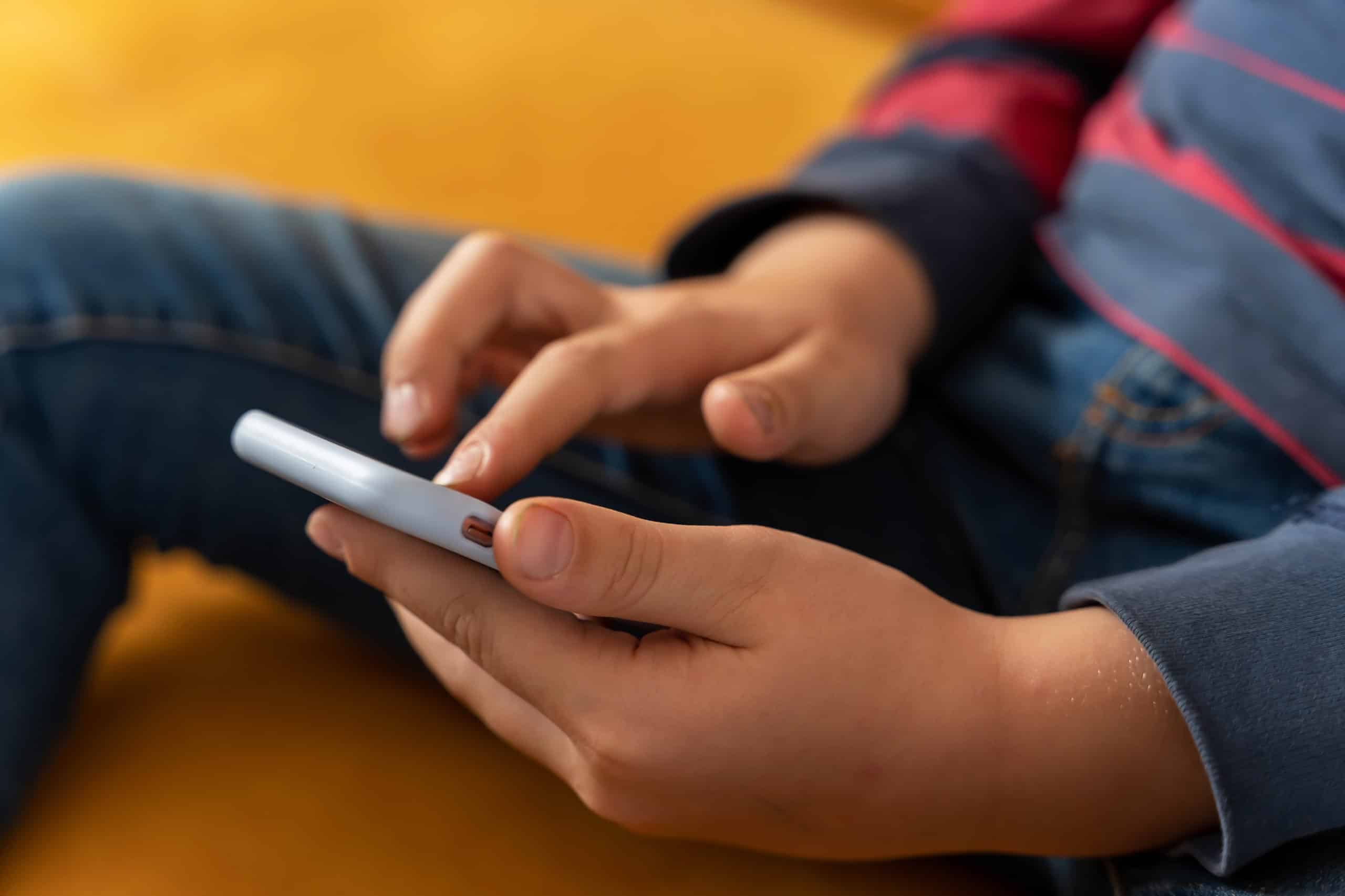 Novo projeto de lei combate adultização nas redes sociais