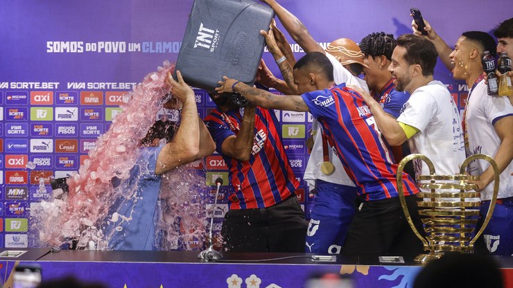 Festa Tricolor Extrema: Rogério Ceni Surpreendido com Banho de Gelo Após Título do Bahia