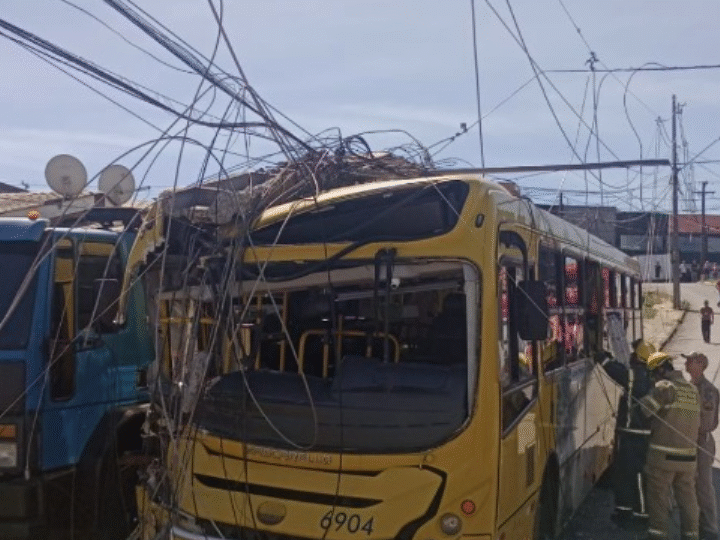 Acidente com ônibus interrompe energia na Vila Bela