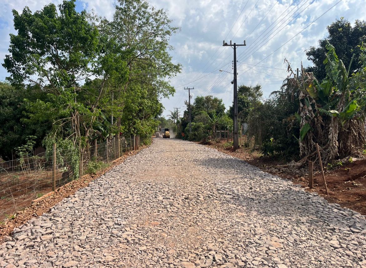 Estrada do Chapadão em Laranjal Recebe Asfalto Novo: Desenvolvimento Rural em Movimento