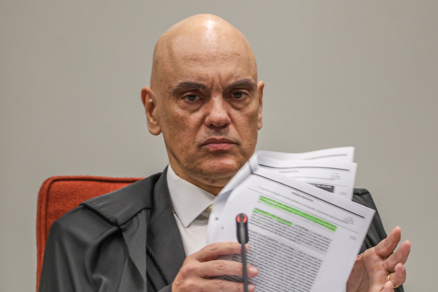 Ministro do STF pede condenação de Bolsonaro por golpe de Estado