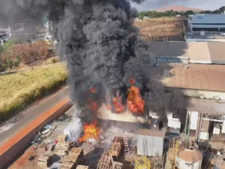 Incêndio em fábrica de produtos químicos em Goiânia