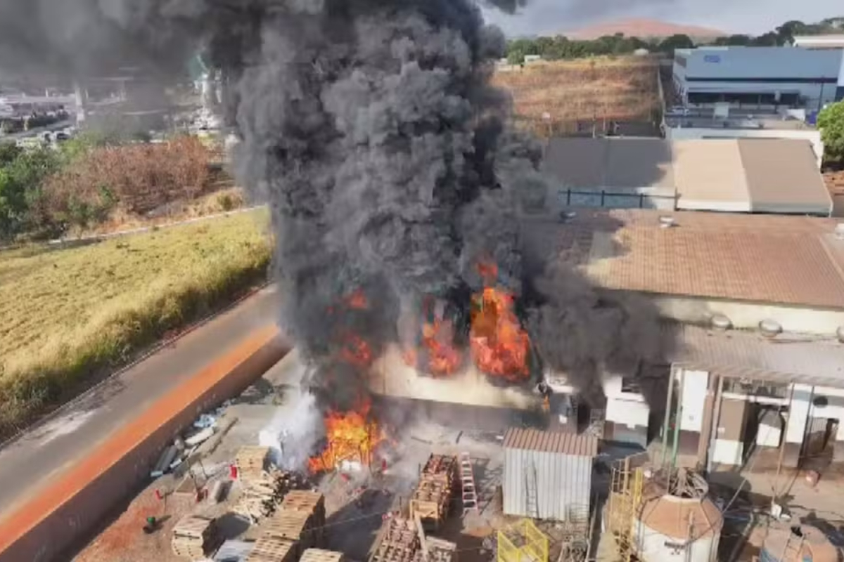 Incêndio em fábrica de produtos químicos em Goiânia