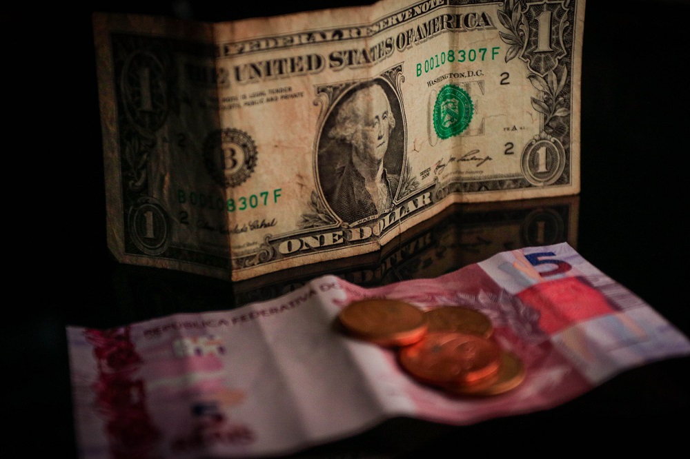 Dólar fecha a R$ 5,29 após queda e Ibovespa atinge 144 mil pontos