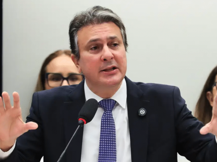 Camilo Santana pede cobrança da população sobre PEC da Blindagem