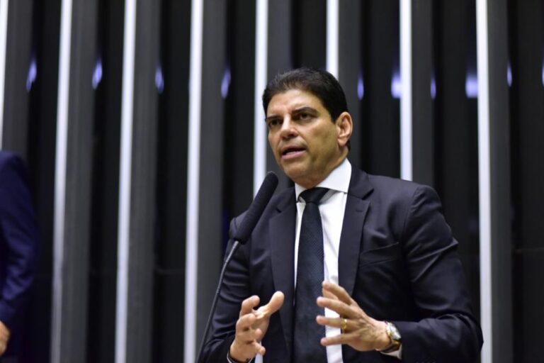 Centrão busca nova chance para voto secreto na PEC da Blindagem