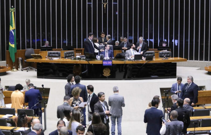 PEC da Blindagem Avança na Câmara e Segue para o Senado com Forte Oposição