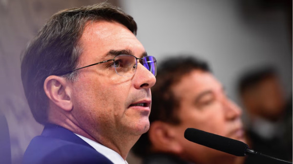 Em meio à controvérsia, Flávio Bolsonaro justifica PEC da Blindagem como ‘instrumento de sobrevivência’
