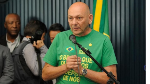 PF Aponta Pix de R$5 Mil de Luciano Hang para Zambelli Durante Período em que Deputada Esteve Foragida