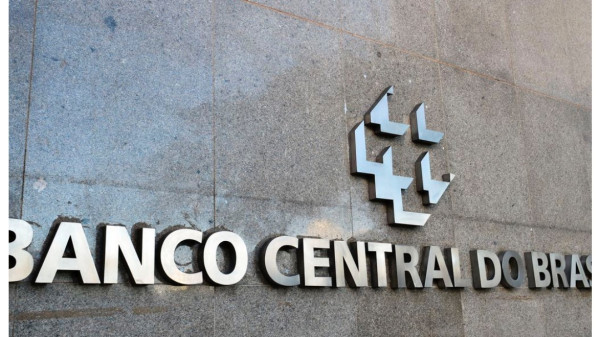 Contas Externas Brasileiras em Agosto: Déficit Persiste Apesar de Forte Entrada de Investimentos