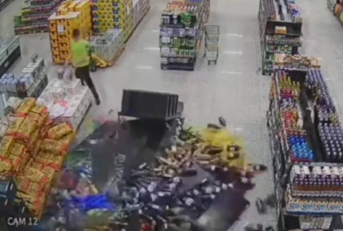 Momento de tensão: Prateleira desaba em supermercado no Paraná e assusta funcionário; veja o vídeo