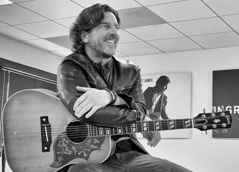 Morte do compositor Brett James em acidente aéreo