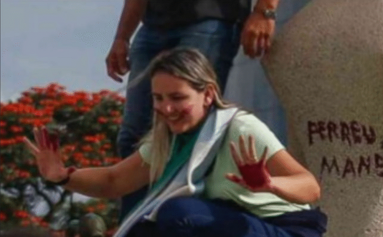 Débora do Batom cumpre pena em casa após decisão do STF