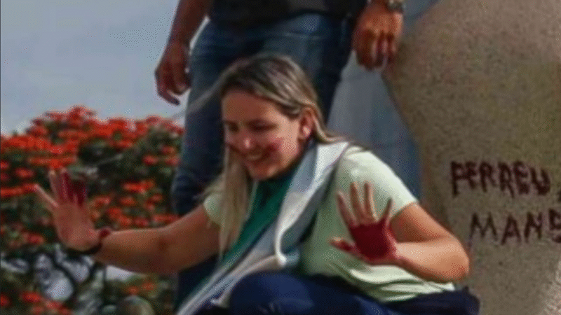 Débora do Batom cumpre pena em casa após decisão do STF