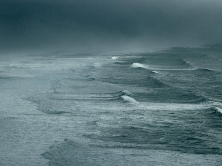Ondas Gigantes e Alerta Climático: Ressacas no Litoral Brasileiro Explicadas