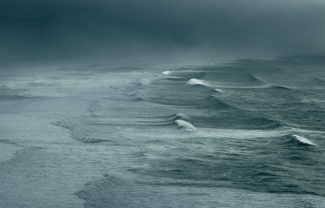 Ondas Gigantes e Alerta Climático: Ressacas no Litoral Brasileiro Explicadas