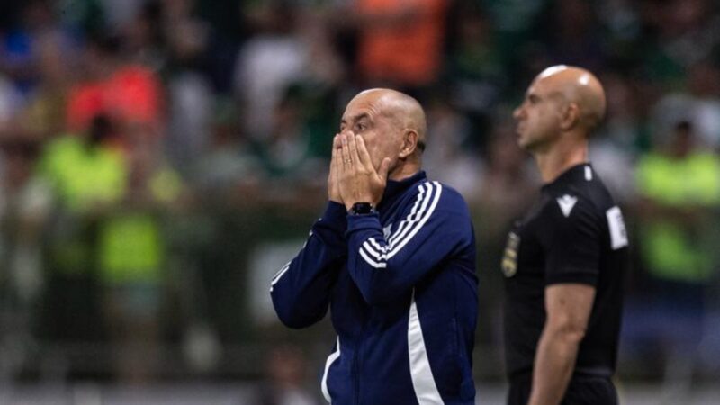 Jardim explode contra arbitragem após empate polêmico: “Conjunto de amadores”