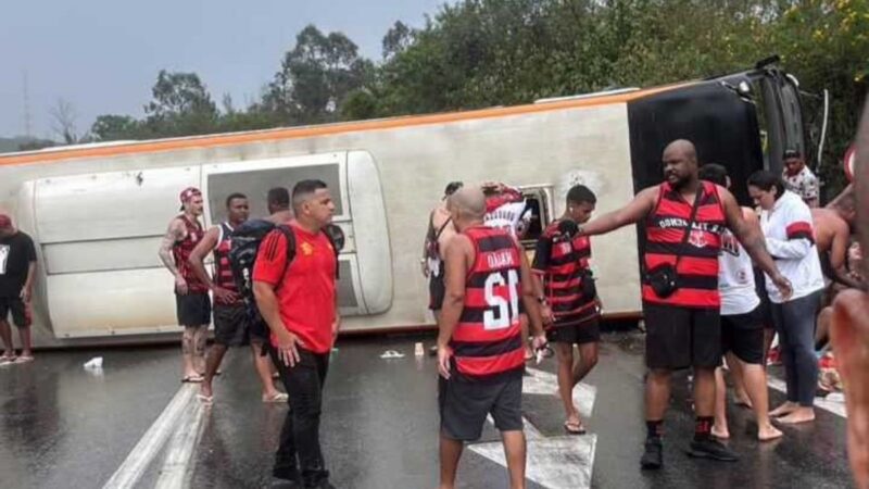 Ônibus com Torcedores do Flamengo Tomba na Dutra: Motorista Foge e 16 Ficam Feridos