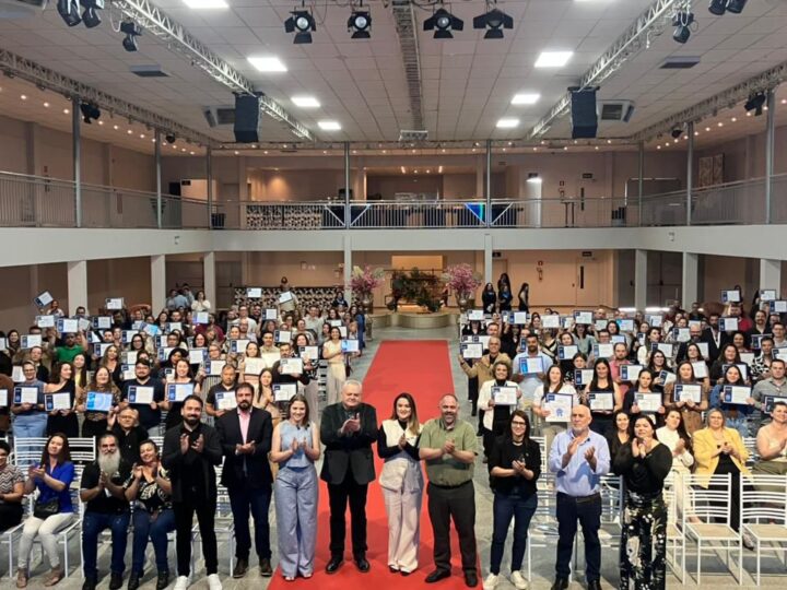 Artagão Júnior Prestigia Educadores Premiados no Evento ‘Professor Diamante’ em Guarapuava