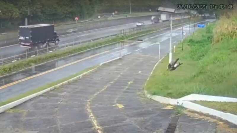 Vídeo mostra tombamento de ônibus com torcedores do Flamengo na Dutra