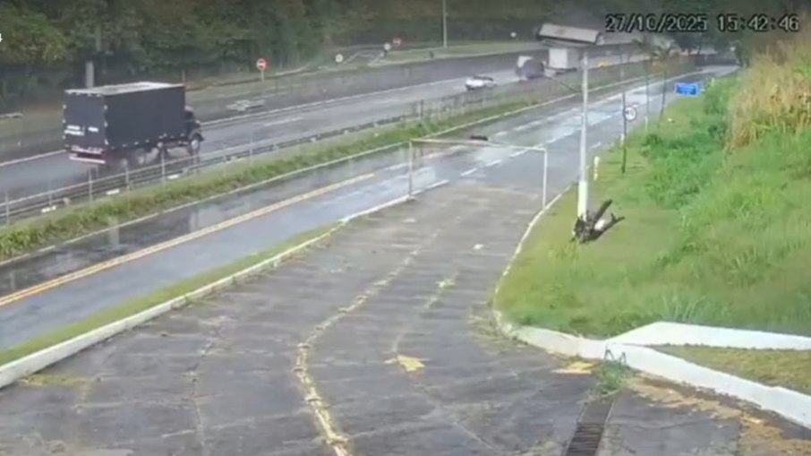 Vídeo mostra tombamento de ônibus com torcedores do Flamengo na Dutra