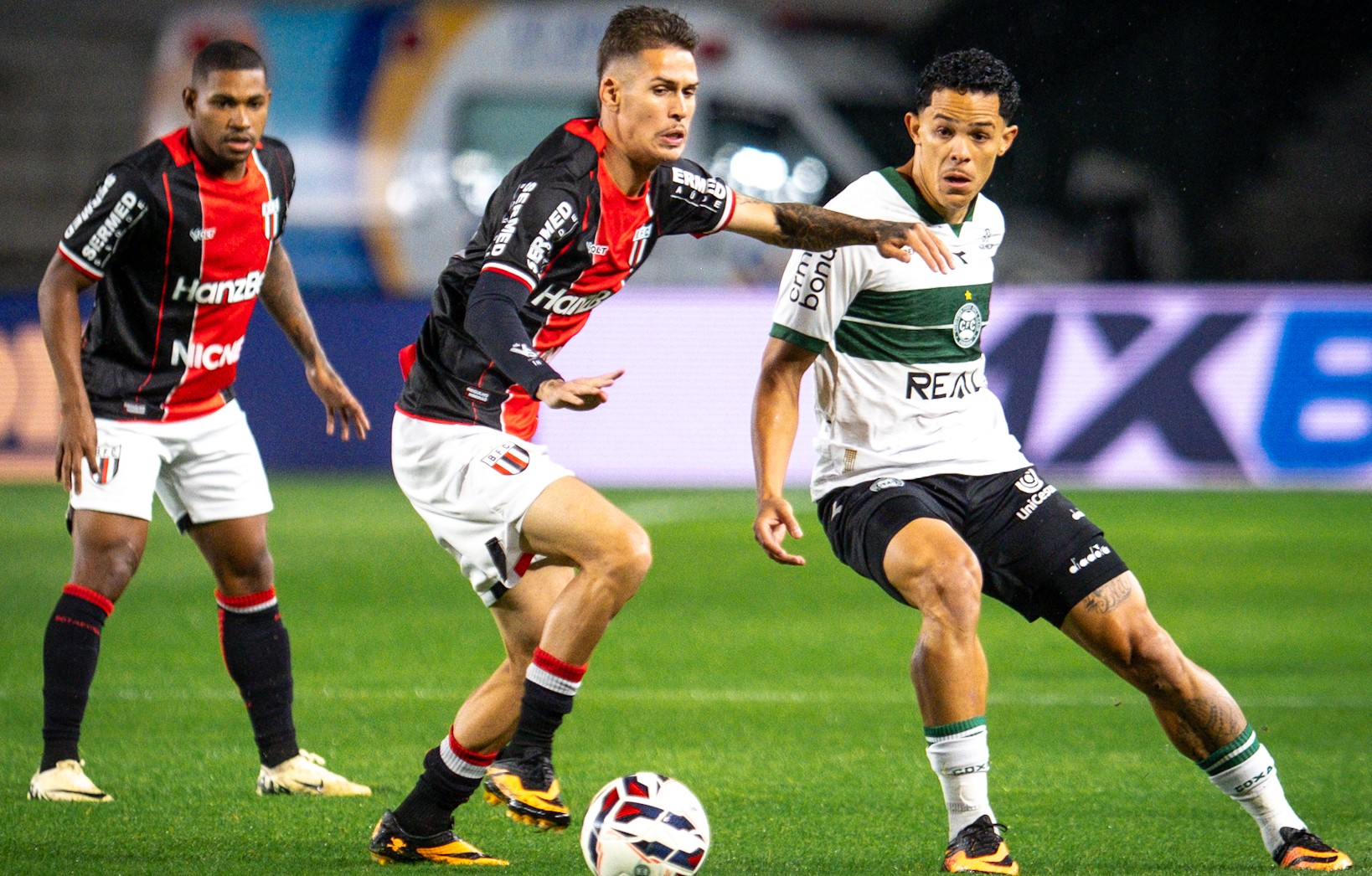 Coritiba Brilha no Couto Pereira: Ataque Afiado Garante Liderança na Série B