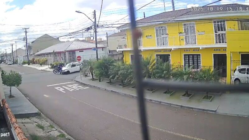 Acidente Grave em Curitiba: Genro e Sogra Sofrem Traumatismos Após Colisão de Moto com Carro; Veja o Vídeo