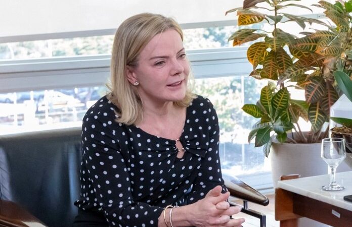 Gleisi Hoffmann quer encantar prefeitos paranaenses