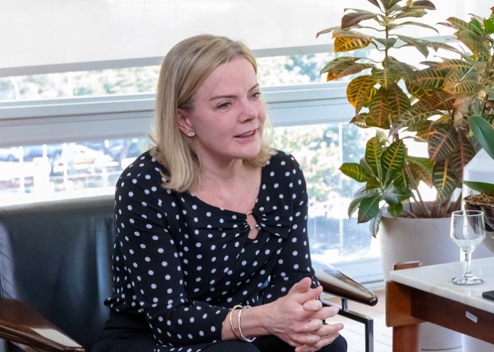 Gleisi Hoffmann quer encantar prefeitos paranaenses