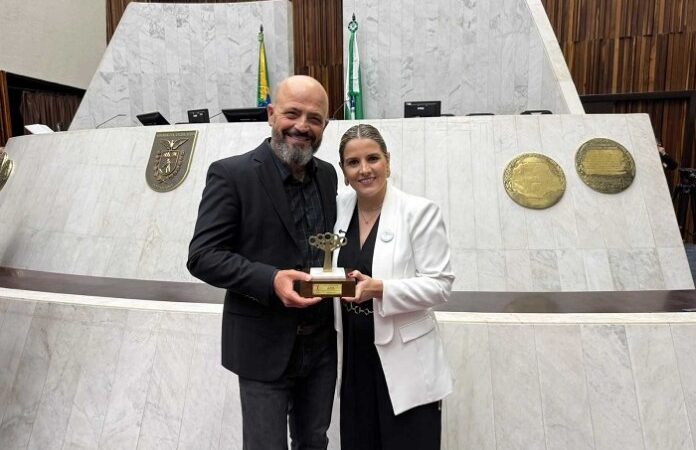 Câmara de Maringá recebe prêmio da Alep
